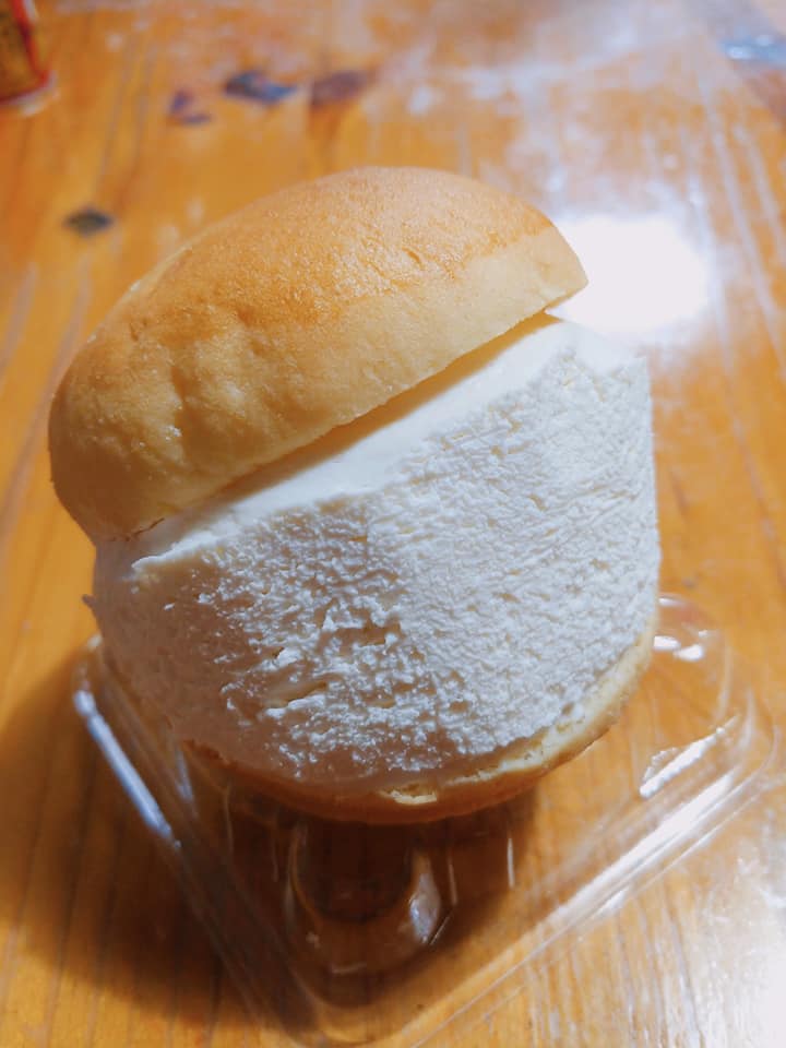 セブンイレブン パン ストロベリー&ラズベリーソースマリトッツォ