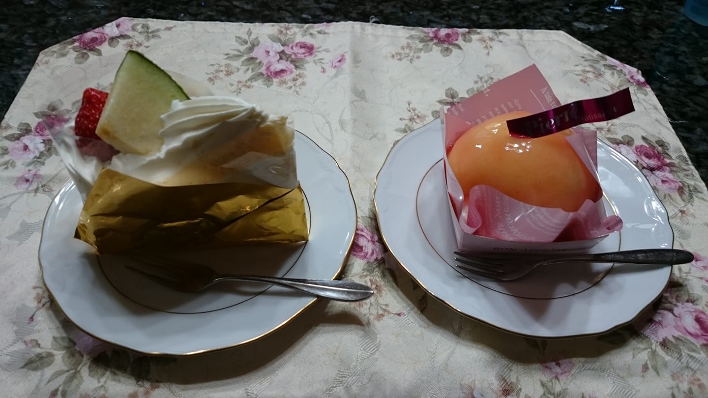 ピエール(pierre) ケーキ・タルト まるごと桃ショートケーキ&DXショートケーキ