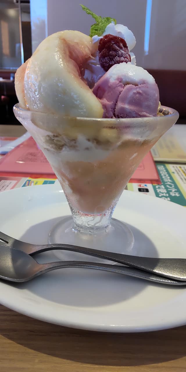 デニーズ(Denny’s) パフェ・サンデー 桃のチーズパルフェ
