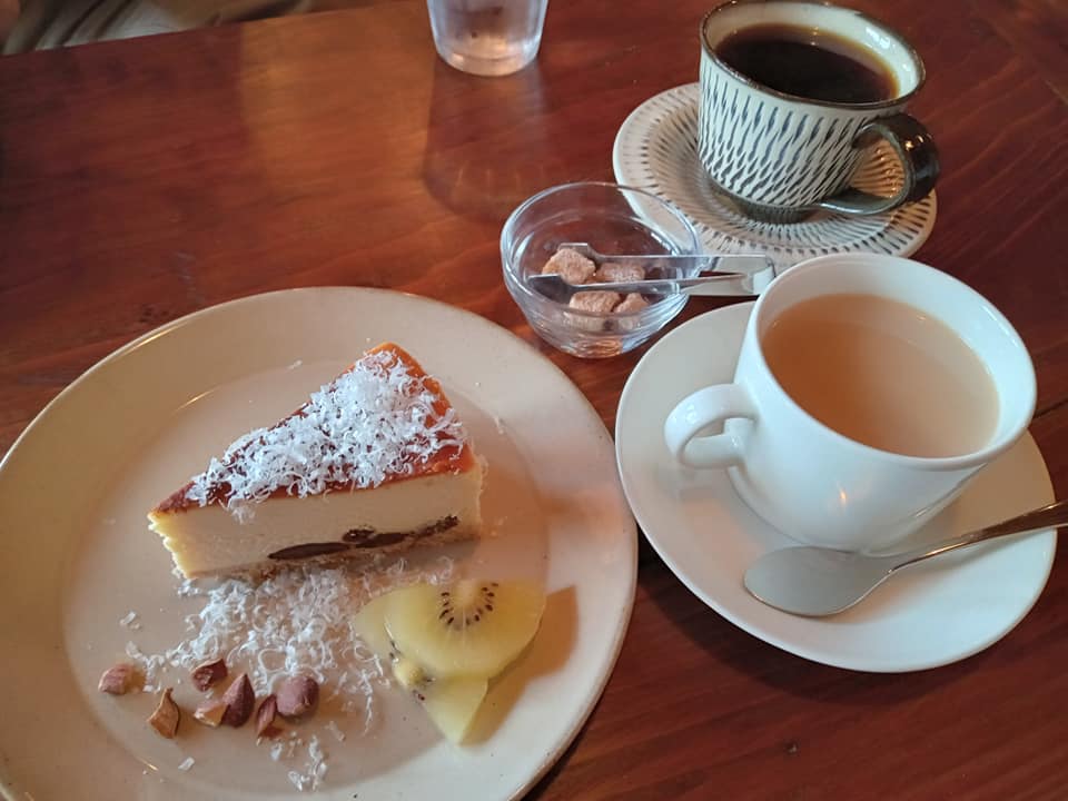 CAFE 十三月（ジュウサンガツ）&nbsp;チーズ・フロマージュ&nbsp;パルミジャーノとラムレーズンのチーズケーキ