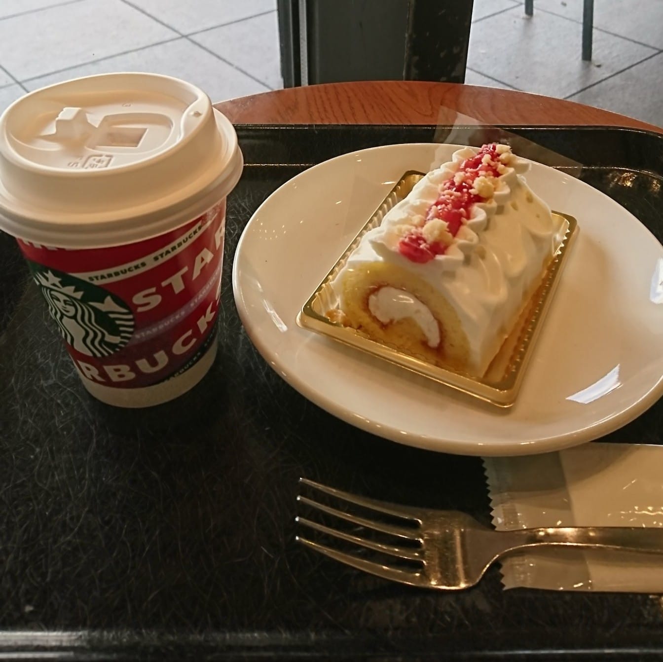 スターバックス コーヒー ジャパン(Starbucks Coffee Japan) ロールケーキ ストロベリー&クリームロール