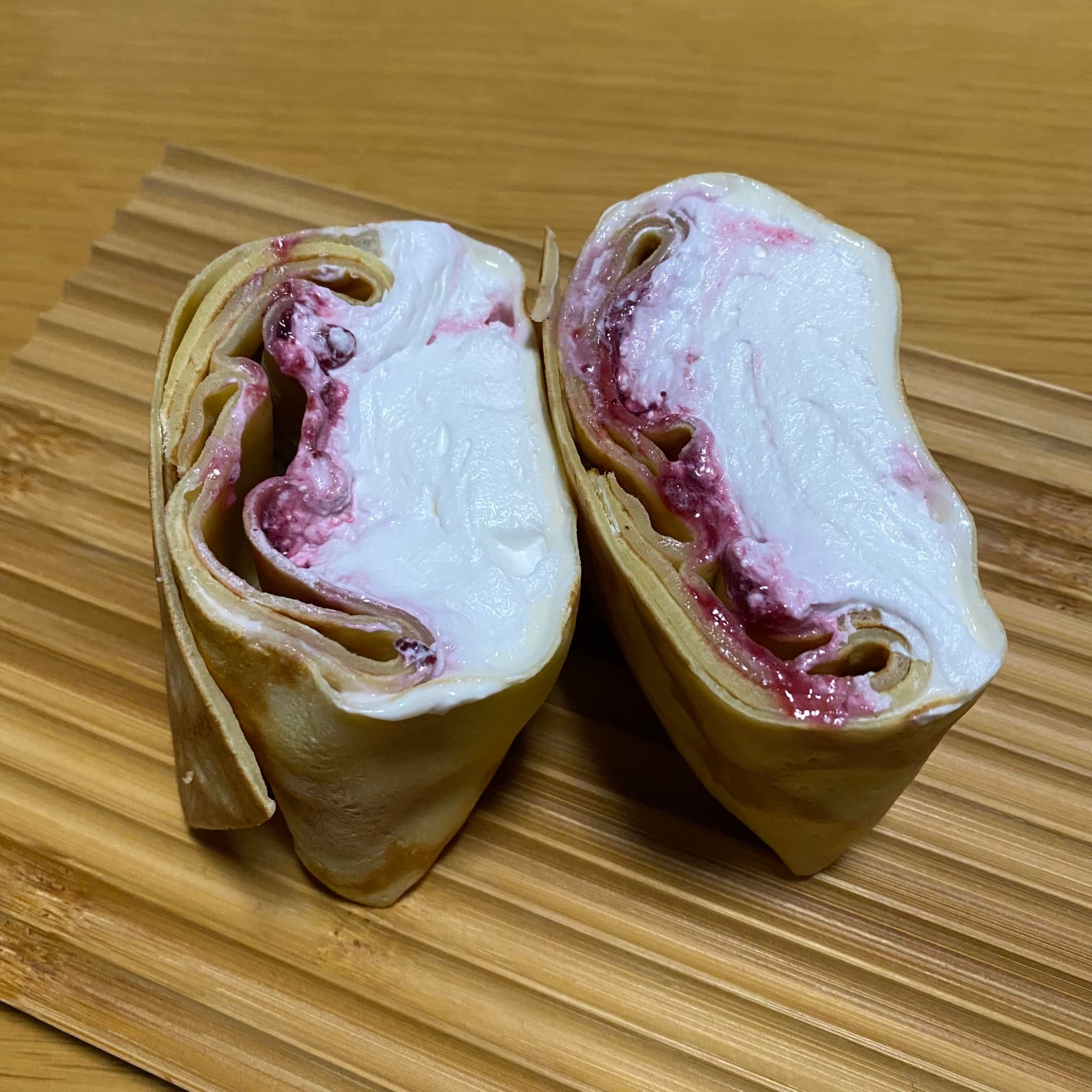 Lucky Crepe House(ラッキークレープハウス) クレープ ブルーベリー生クリーム+ラズベリー+レアチーズクレープ