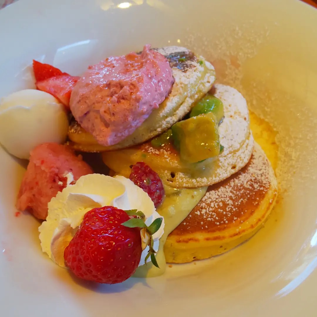 デニーズ(Denny’s) パンケーキ あまおうとアボカドチ-ズクリ-ムのパンケ-キ