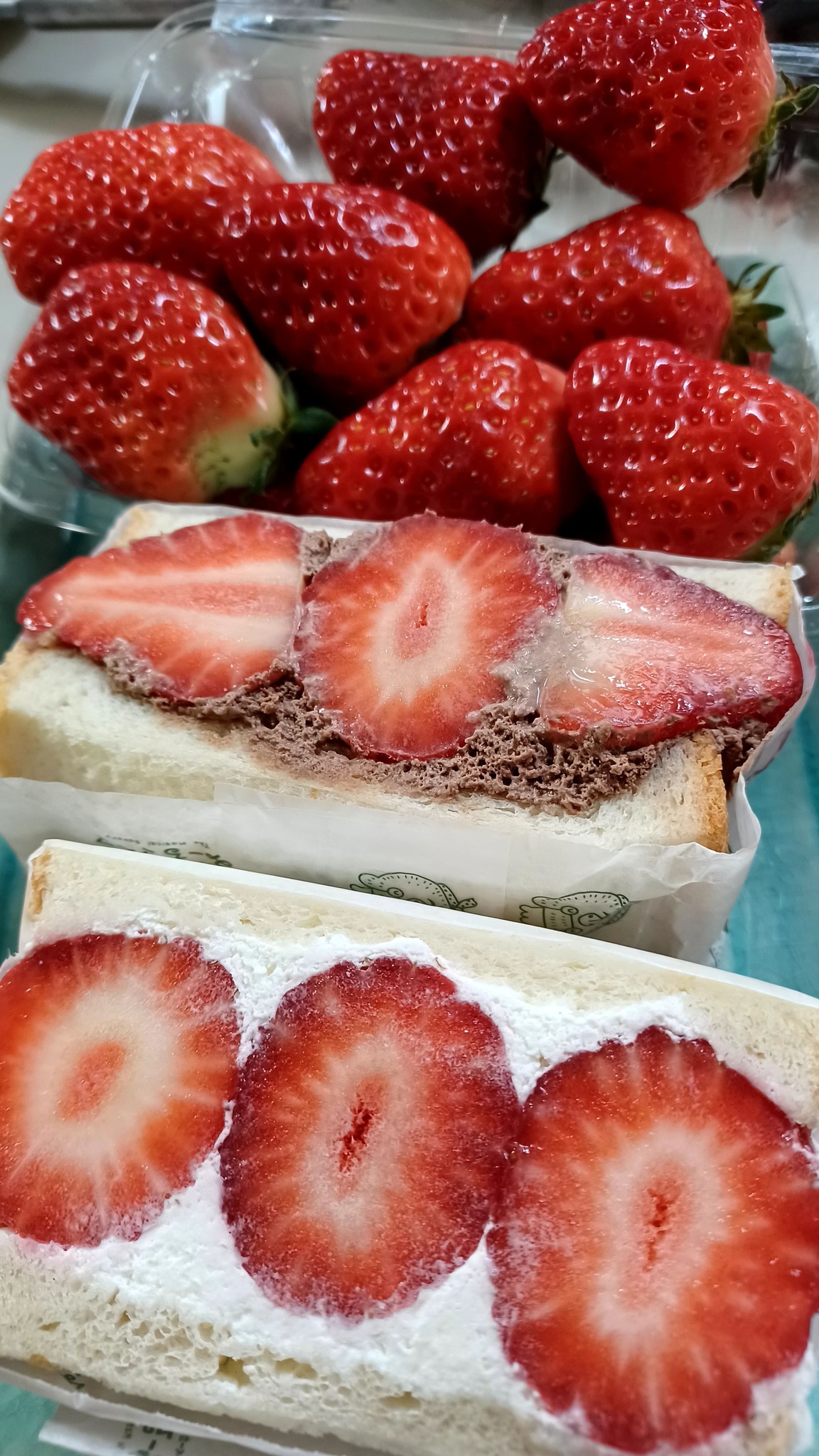 み～るんヴィレッジ&nbsp;サンド&nbsp;苺の生クリームサンドイッチパン&チョコクリームサンドイッチパン