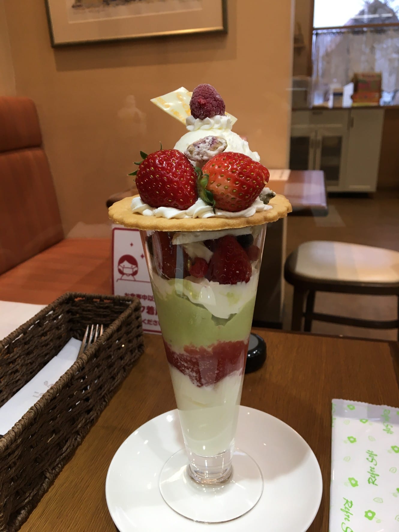 パティスリーヒラノ（cafe HIRANO）&nbsp;パフェ・サンデー&nbsp;ピスタチオのパフェ&杏仁フルーツのパフェ