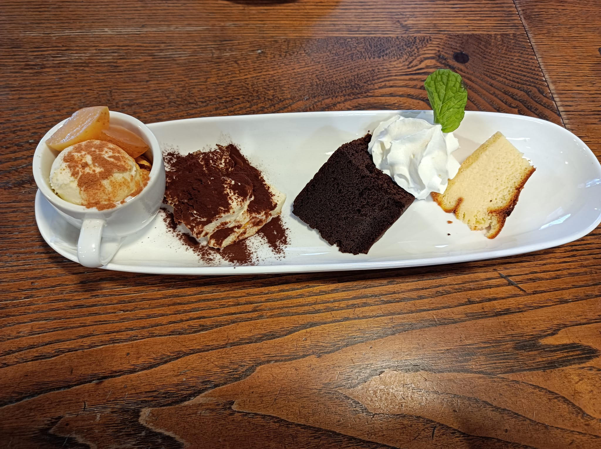 カフェレストガレージ&nbsp;ケーキ・タルト&nbsp;デザートプレート