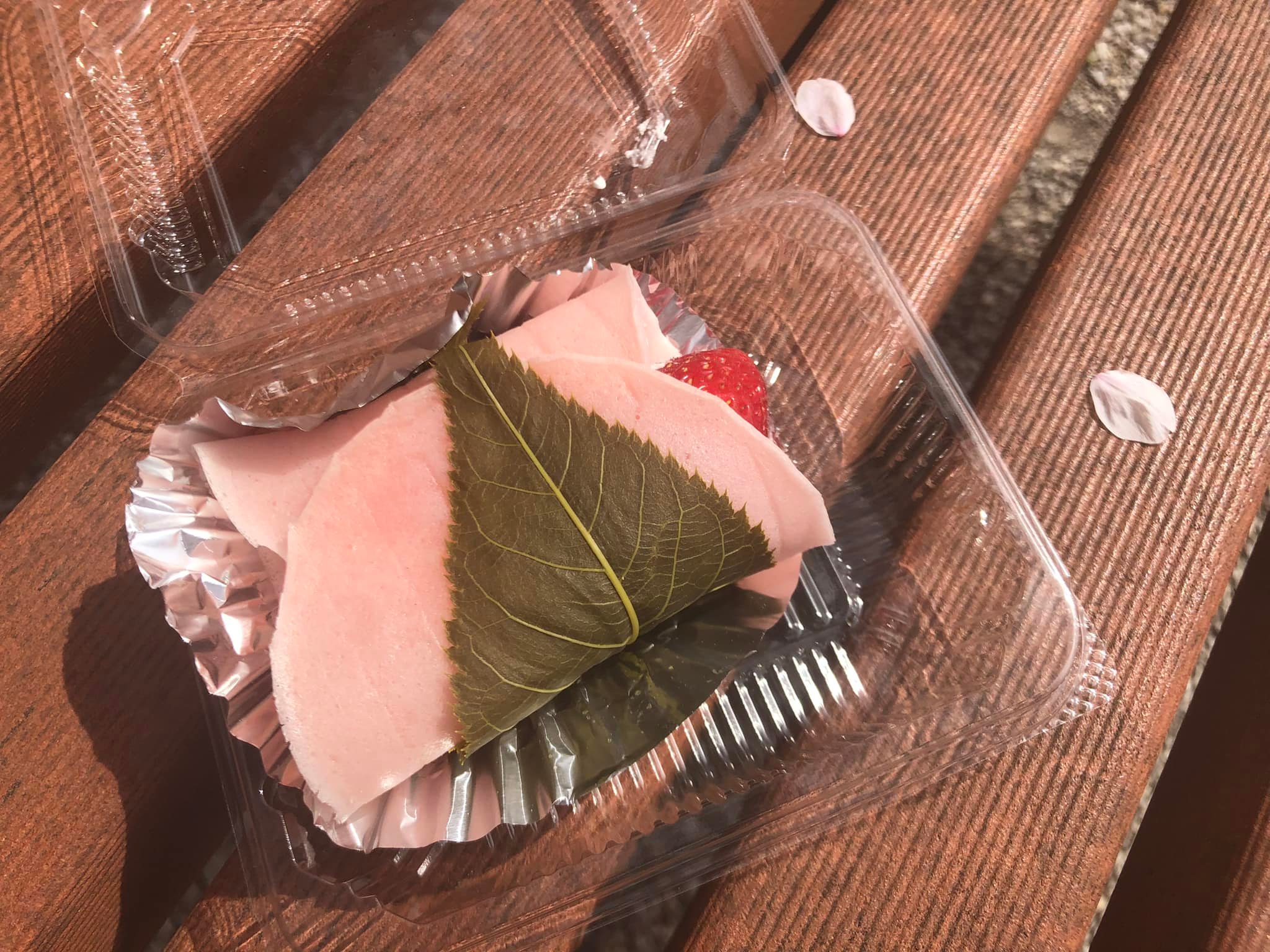 栄心堂（エイシンドウ）&nbsp;桜もち&nbsp;いちご生クリーム桜餅
