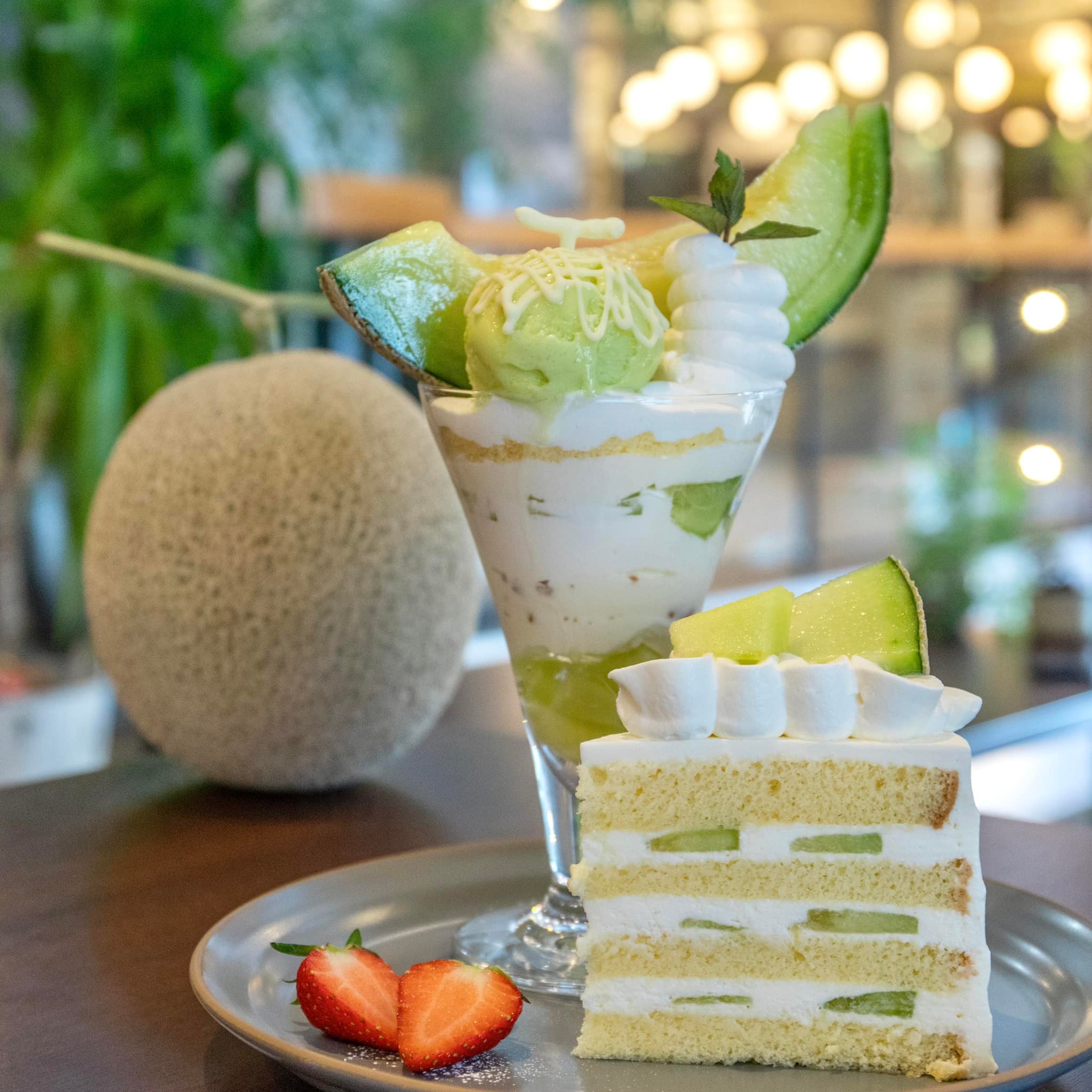 cafe VALEUR(カフェ ヴァルール) パフェ・サンデー,ケーキ・タルト 足守メロンパフェ&ショートケーキ