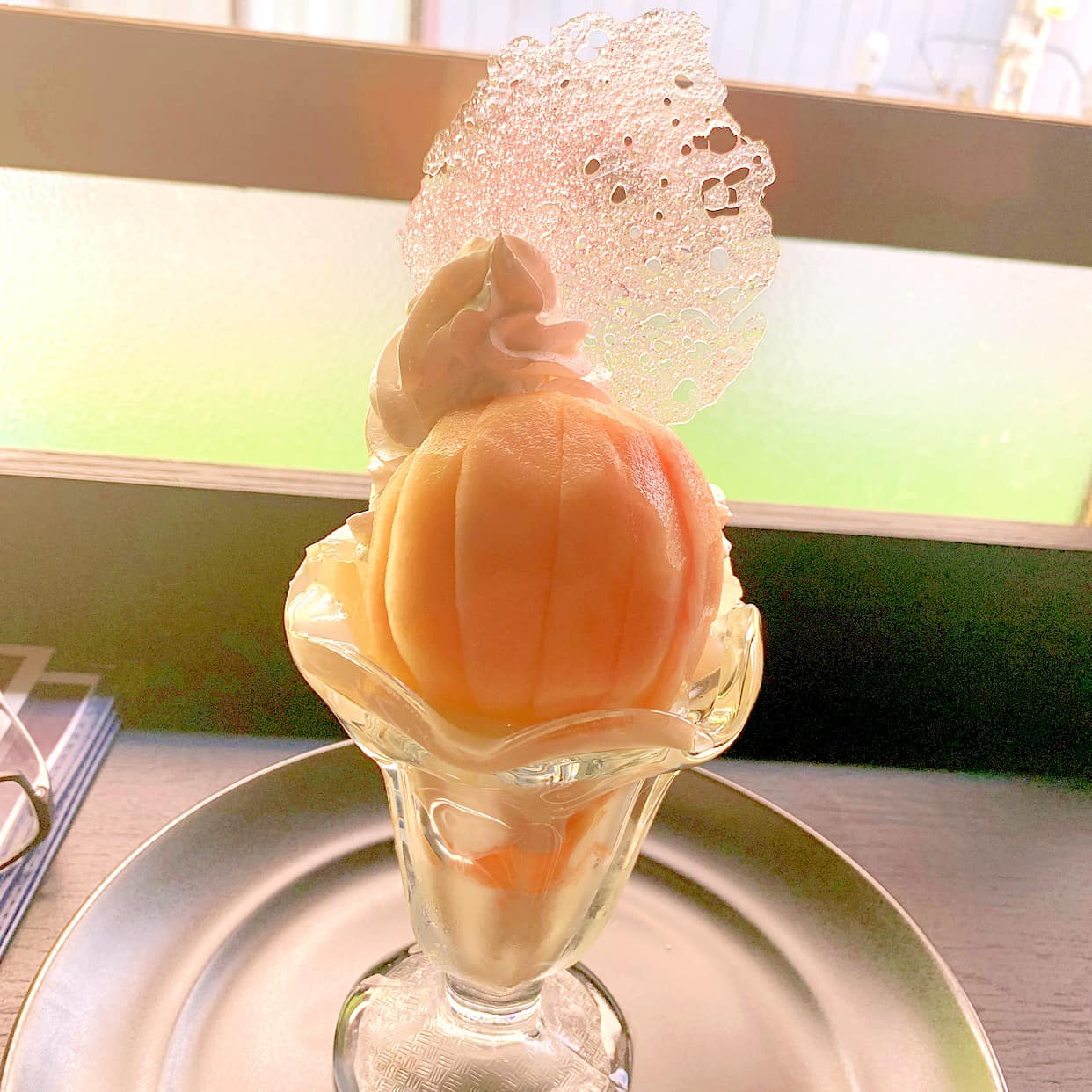 カフェ美場(ビバ) パフェ・サンデー まるごと桃のパフェ