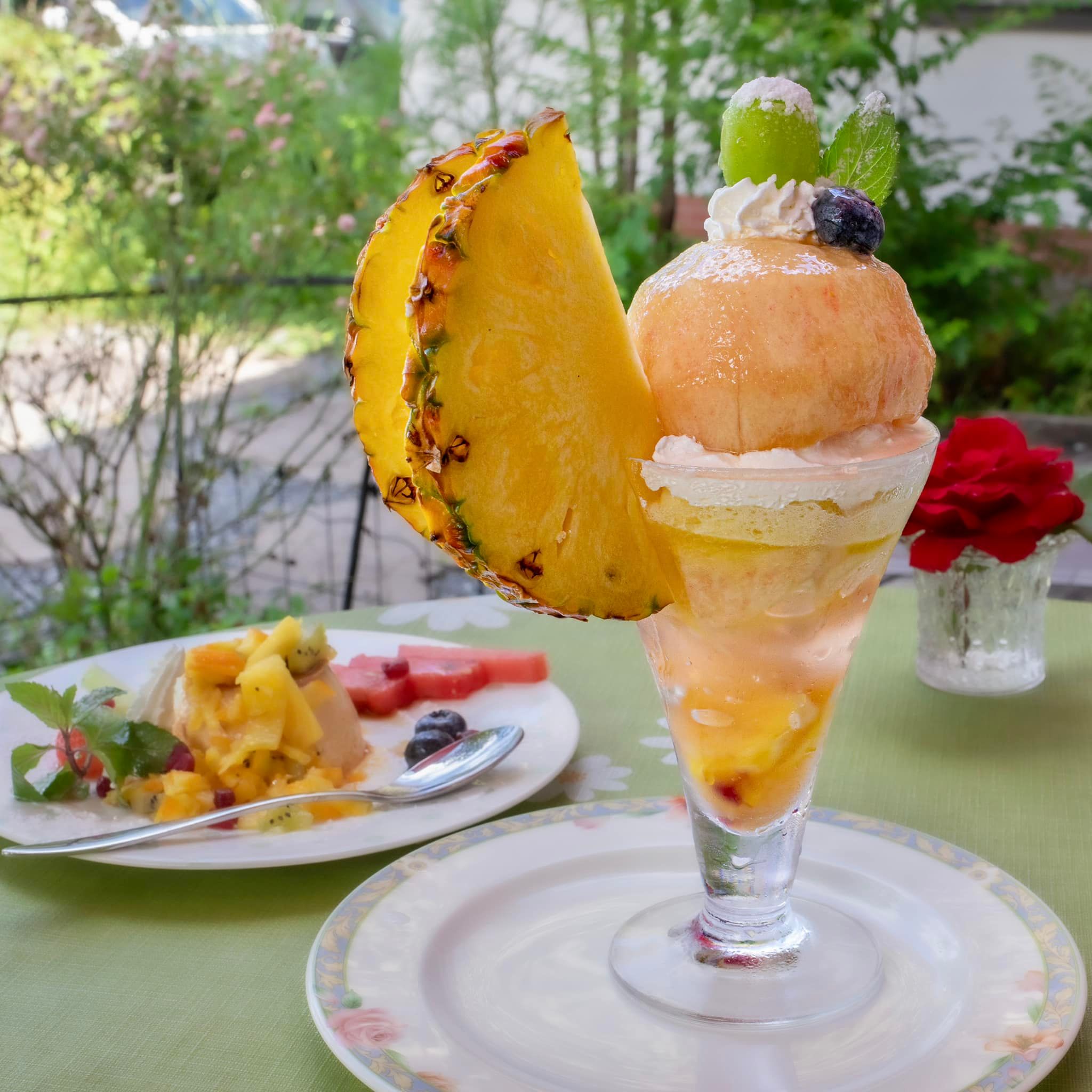 フルーツおばさんのCafe 花水木(ハナミズキ) パフェ・サンデー 桃パフェ