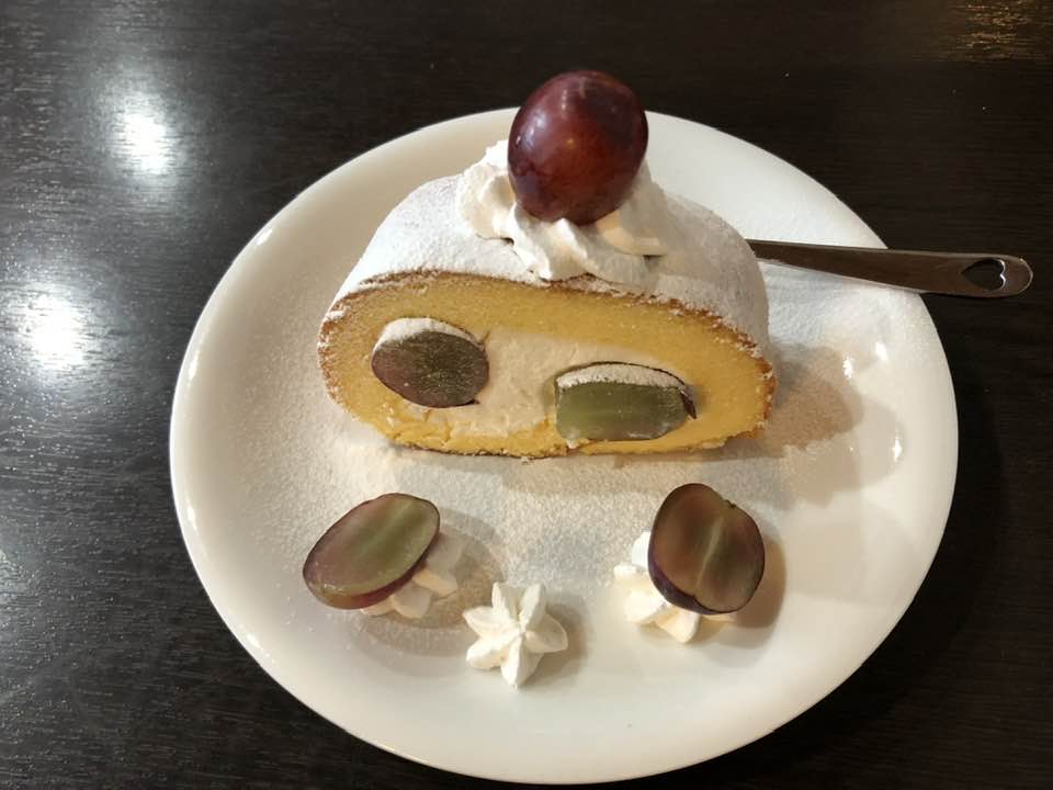 Wine&cafe Veraison ロールケーキ クイーンルージュのロールケーキ