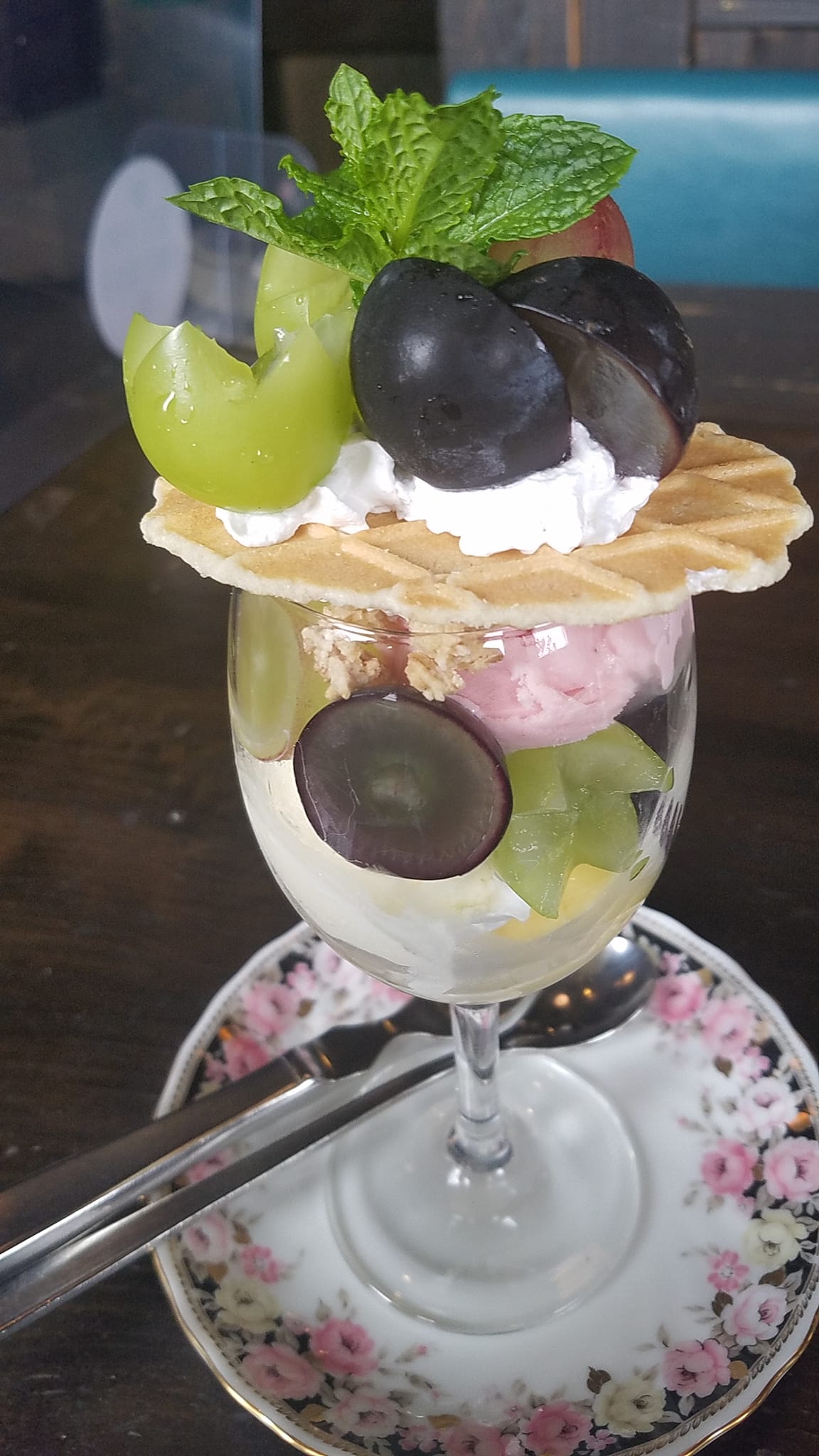珈琲哲學(コーヒーテツガク) パフェ・サンデー 3種のぶどうワイングラスパフェ