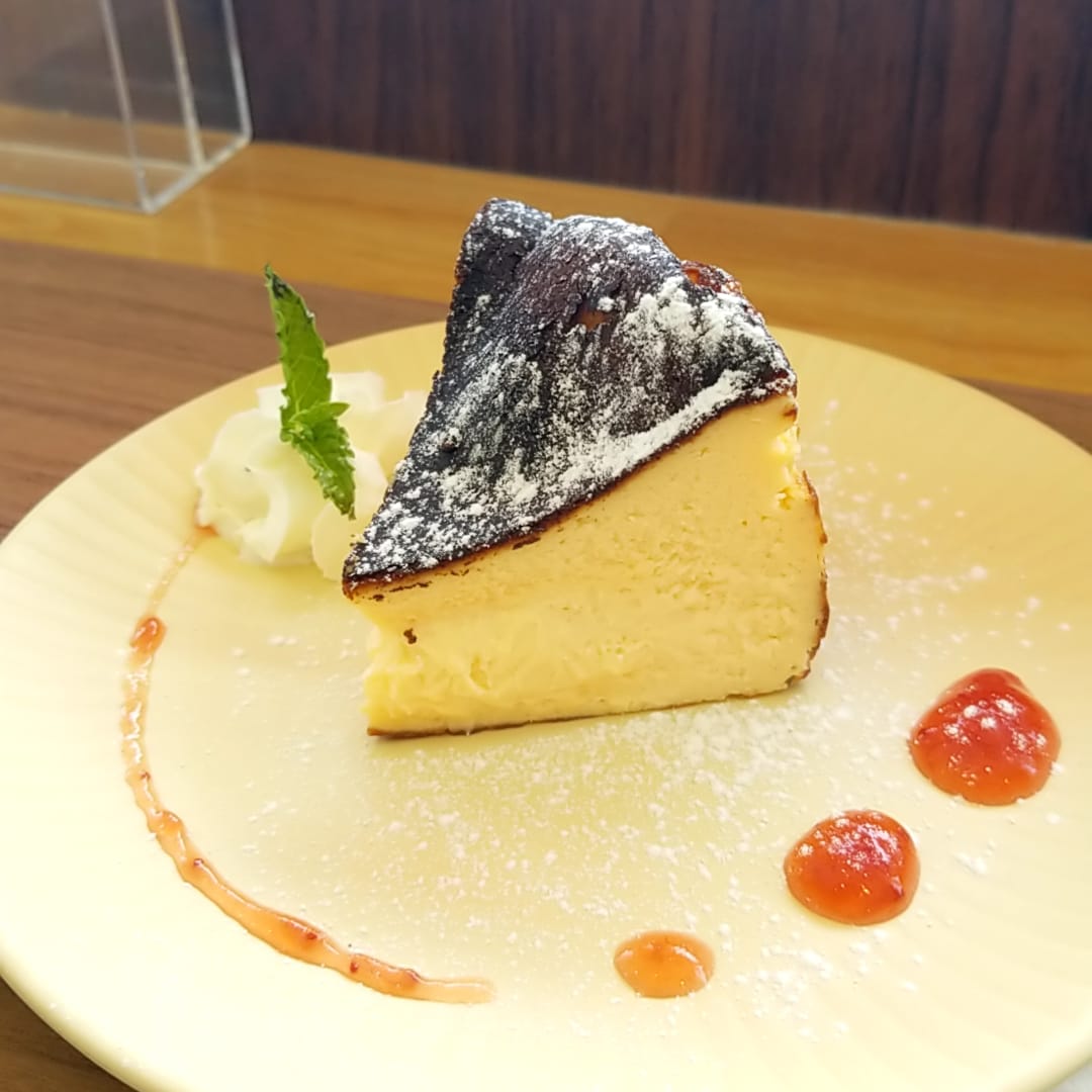 Cafe & Bar Gina チーズ・フロマージュ バスクケーキ