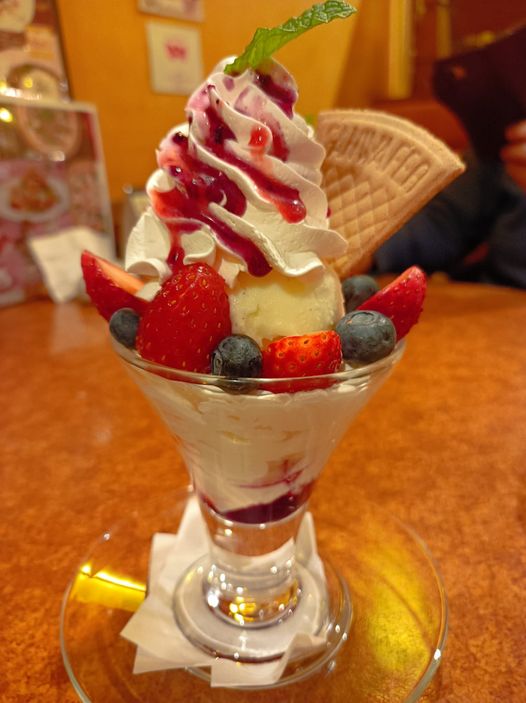 ピッツェリア(Pizzeria) パフェ・サンデー ベリーベリーパフェミニ