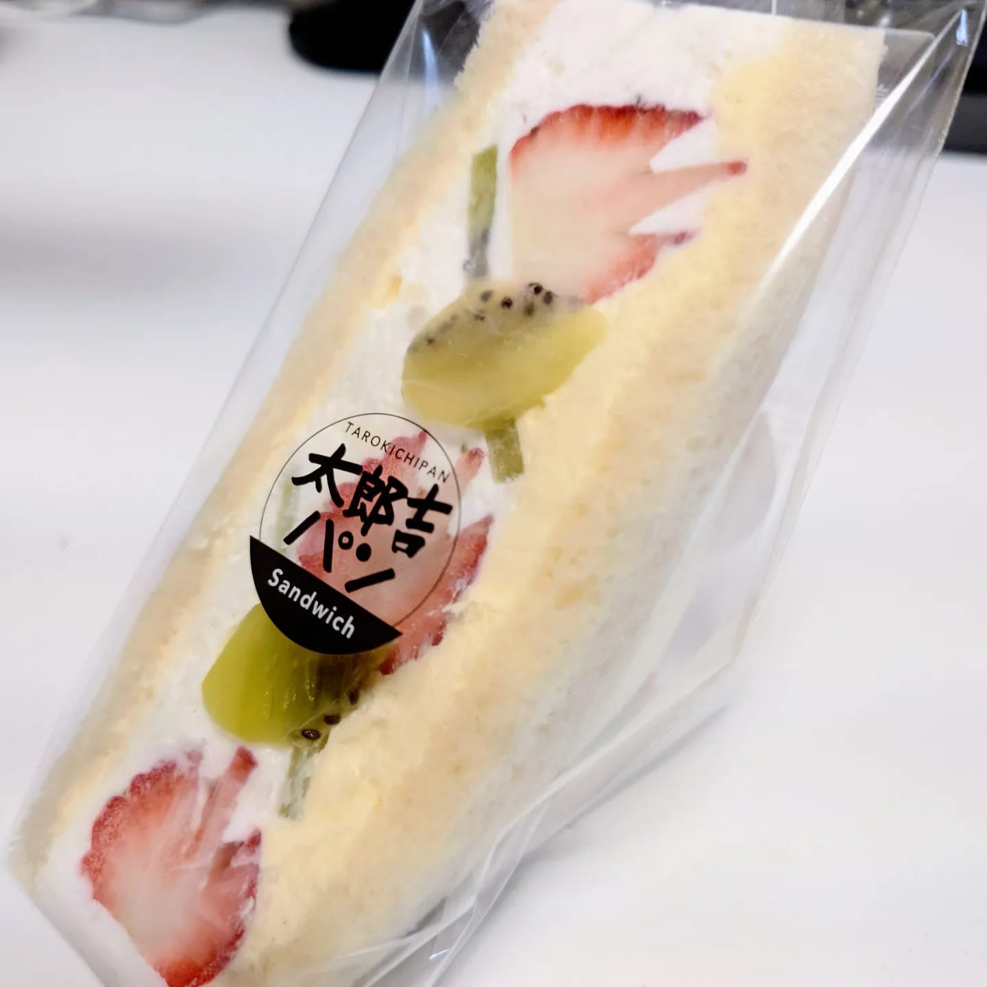 太郎吉パン(タロキチパン) サンド 紅ほっぺ苺のお花サンド
