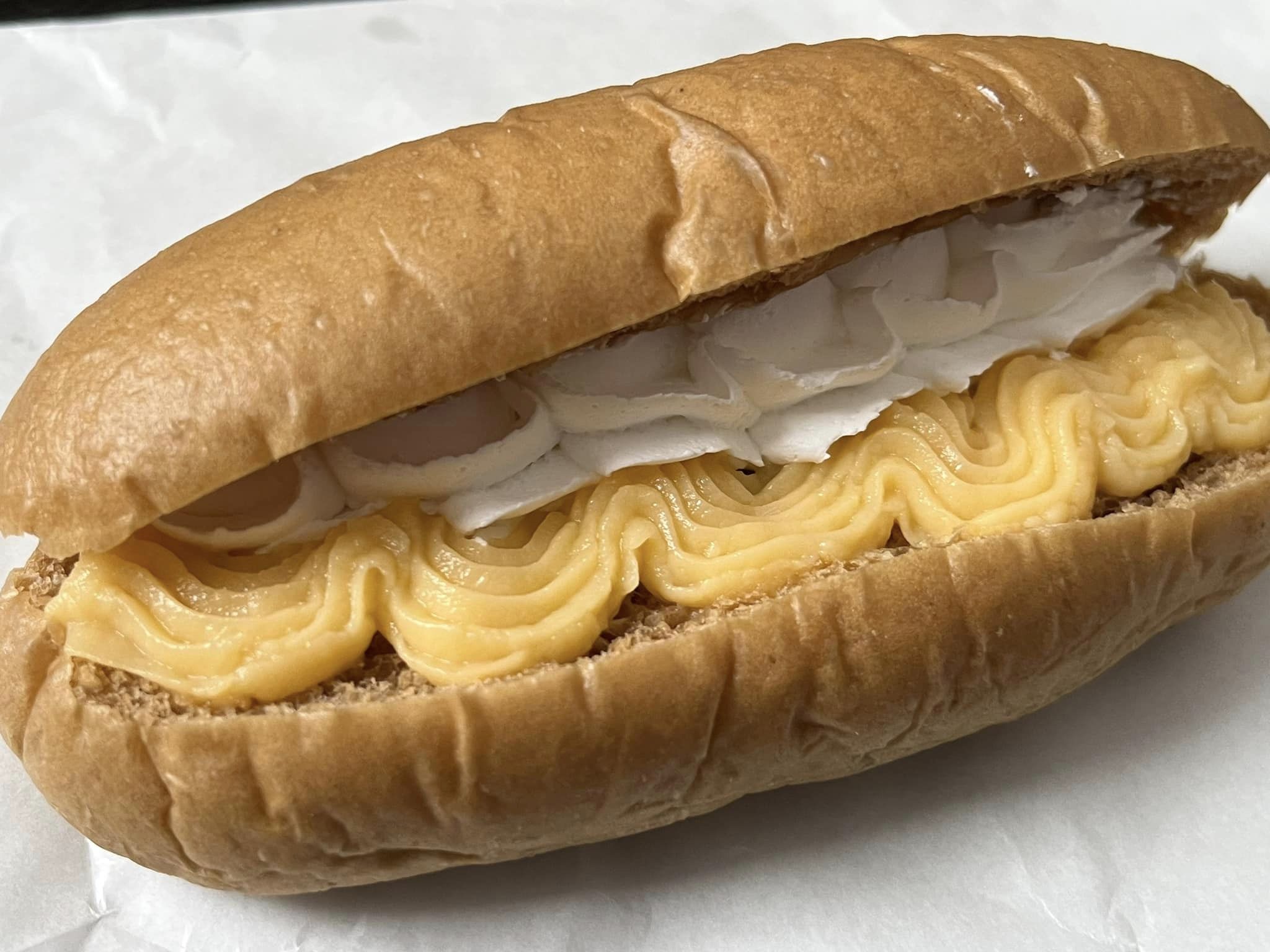 街の焼きたてパン屋さん こむぎ パン カスタード&ホイップの黒糖サンド