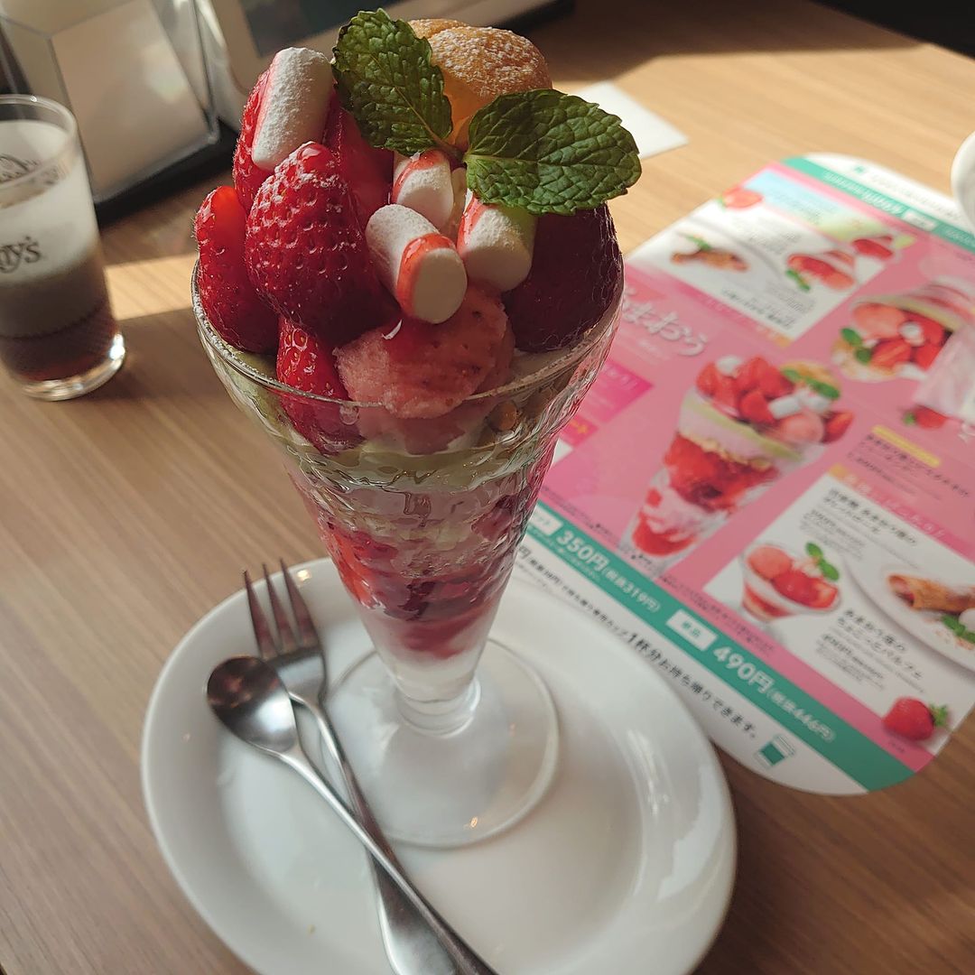 デニーズ(Denny’s) パフェ・サンデー あまおう苺とピスタチオのシューサンデー