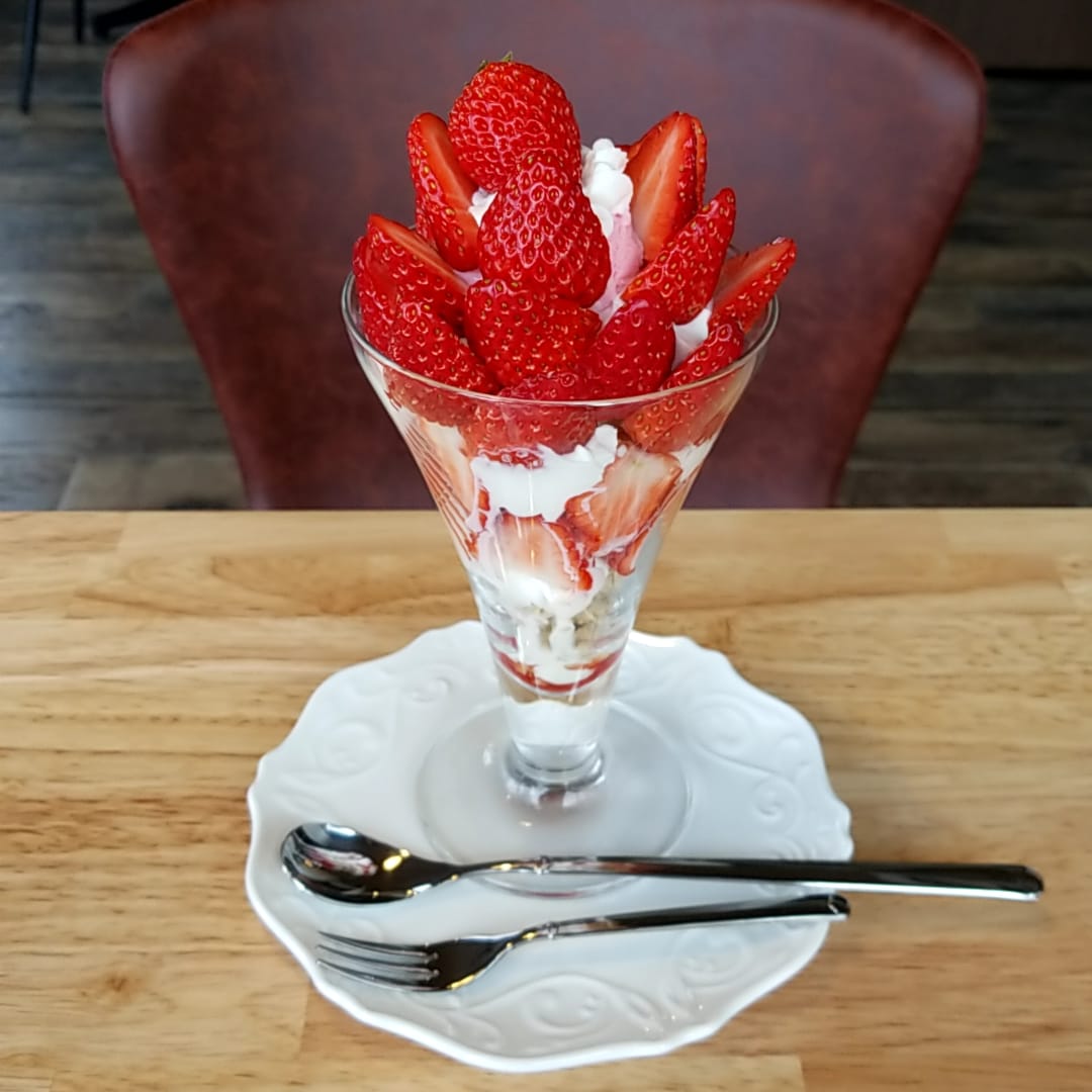 DU PARFAIT パフェ・サンデー イチゴパフェ