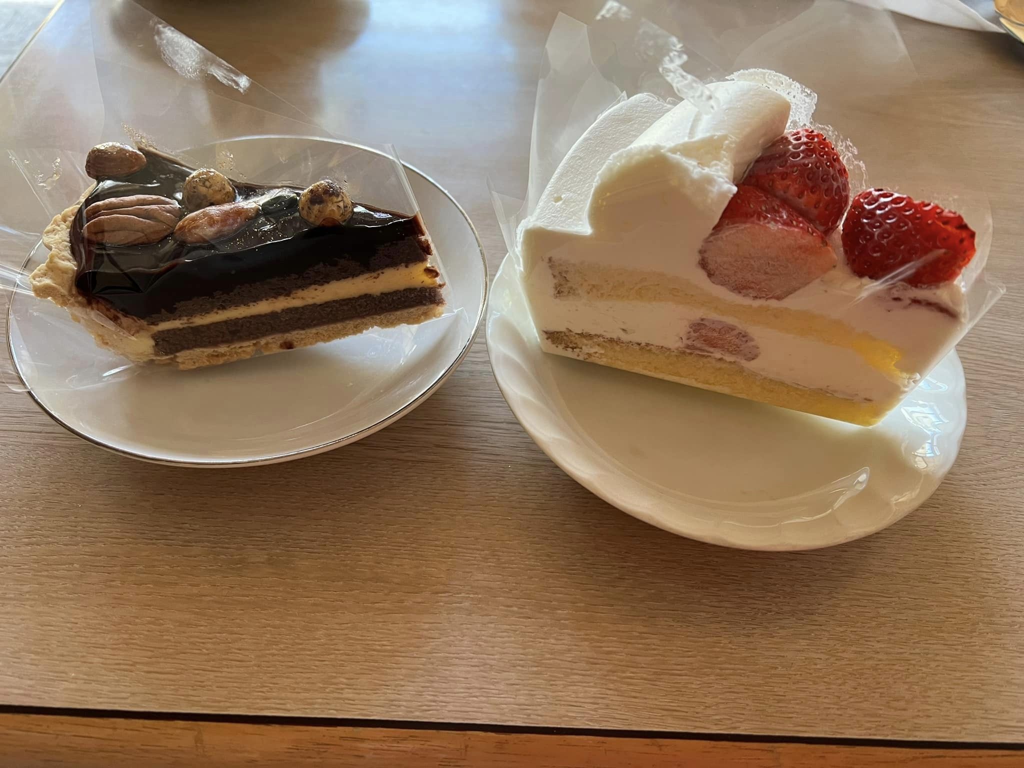 イタリアン・トマト&nbsp;ケーキ・タルト&nbsp;ショコラナッツタルト＆苺のショートケーキ