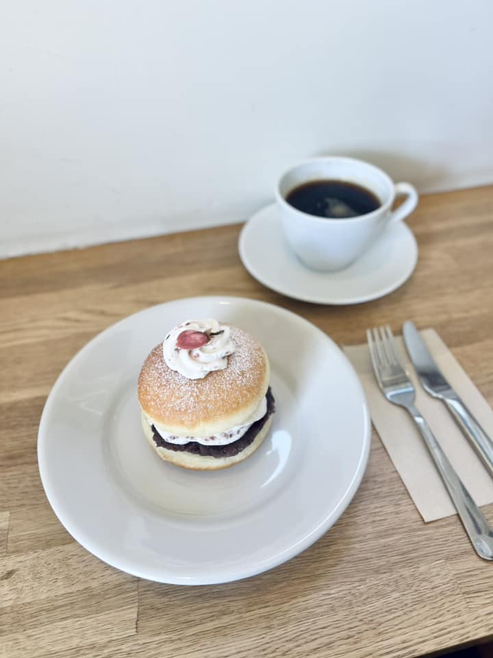 Michishita Bagel & Cafe ドーナツ 酵母ドーナツの桜クリーム