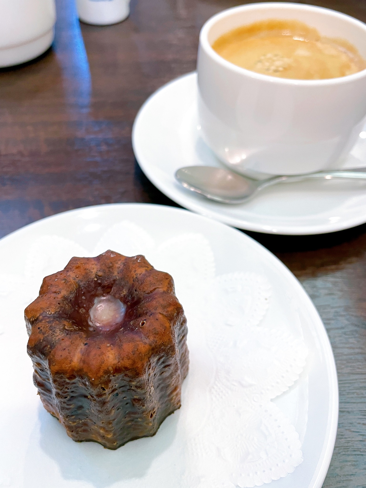 パティスリー ロント（Patisserie Rond-to）&nbsp;カヌレ,エクレア&nbsp;カヌレとエクレア