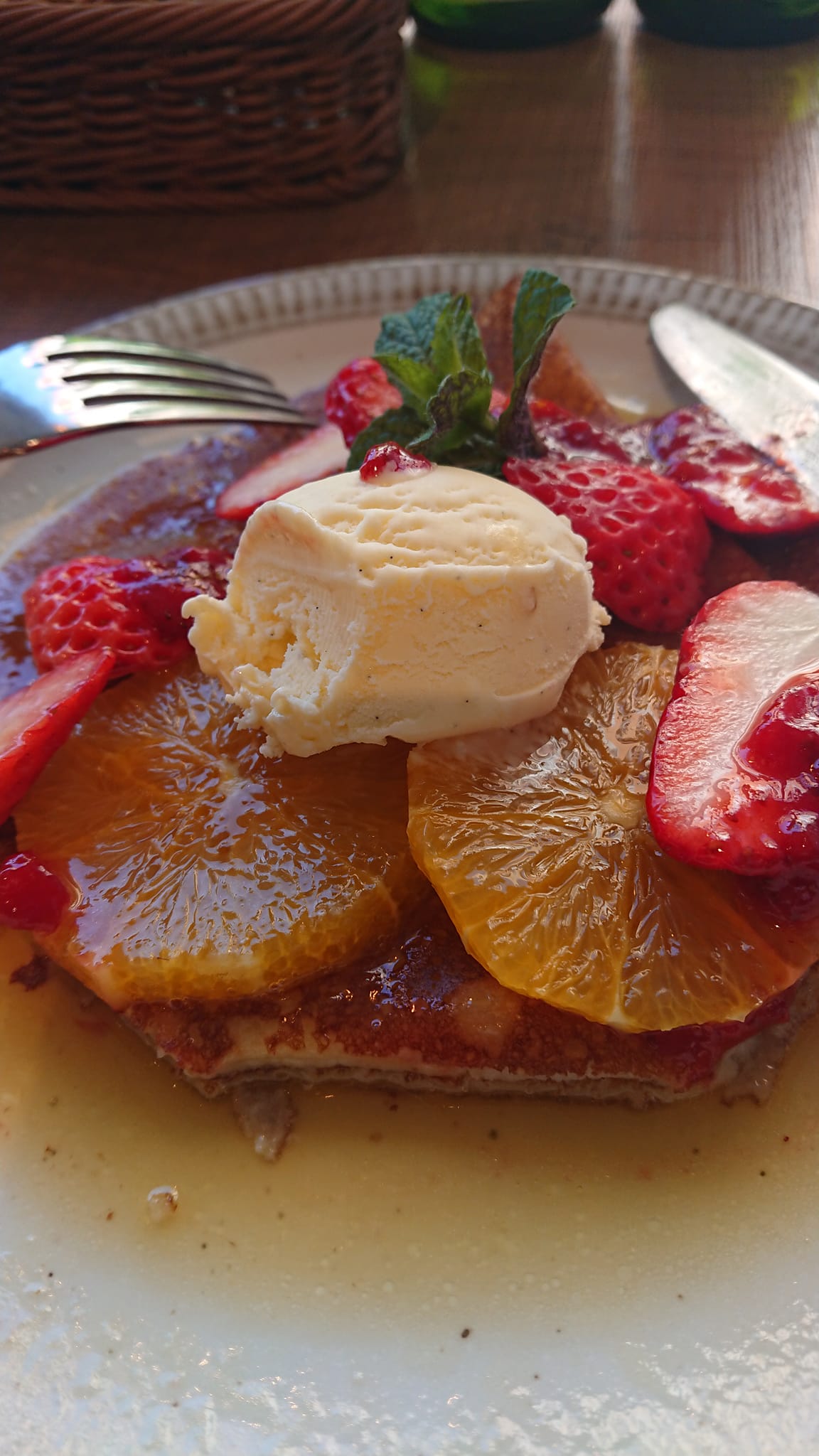 Creperie Les Clochettes（クレープリー・レ・クロシェット）&nbsp;クレープ&nbsp;いちごとオレンジのクレープシュゼット風