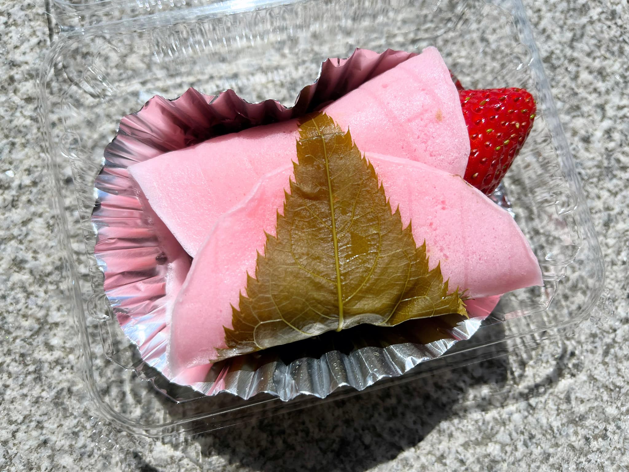 栄心堂（エイシンドウ）&nbsp;桜もち&nbsp;いちご生クリーム桜餅