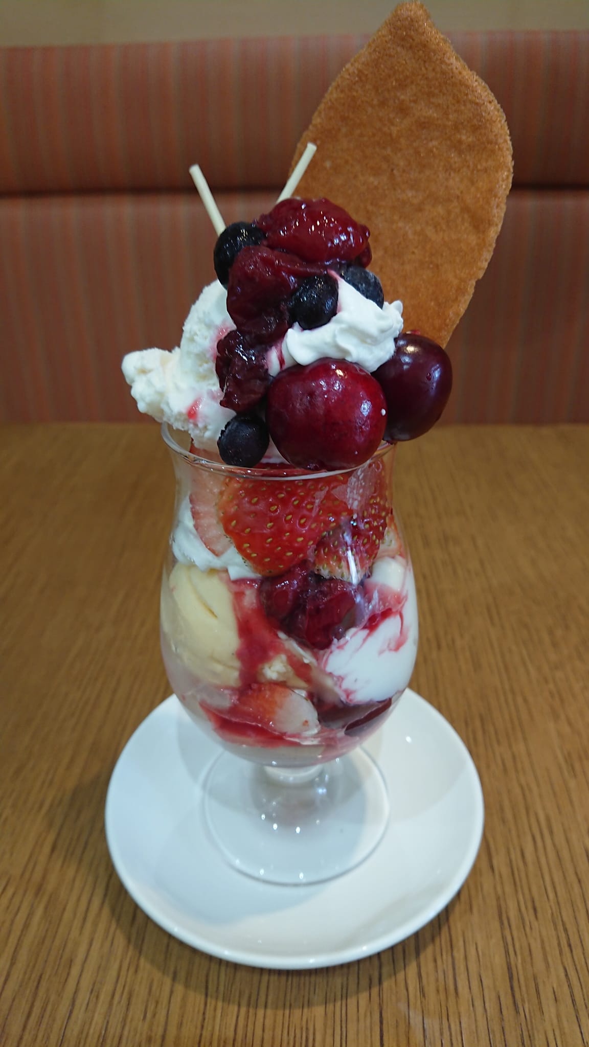 パティスリーヒラノ(cafe HIRANO) パフェ・サンデー チェリーベリーのパフェ