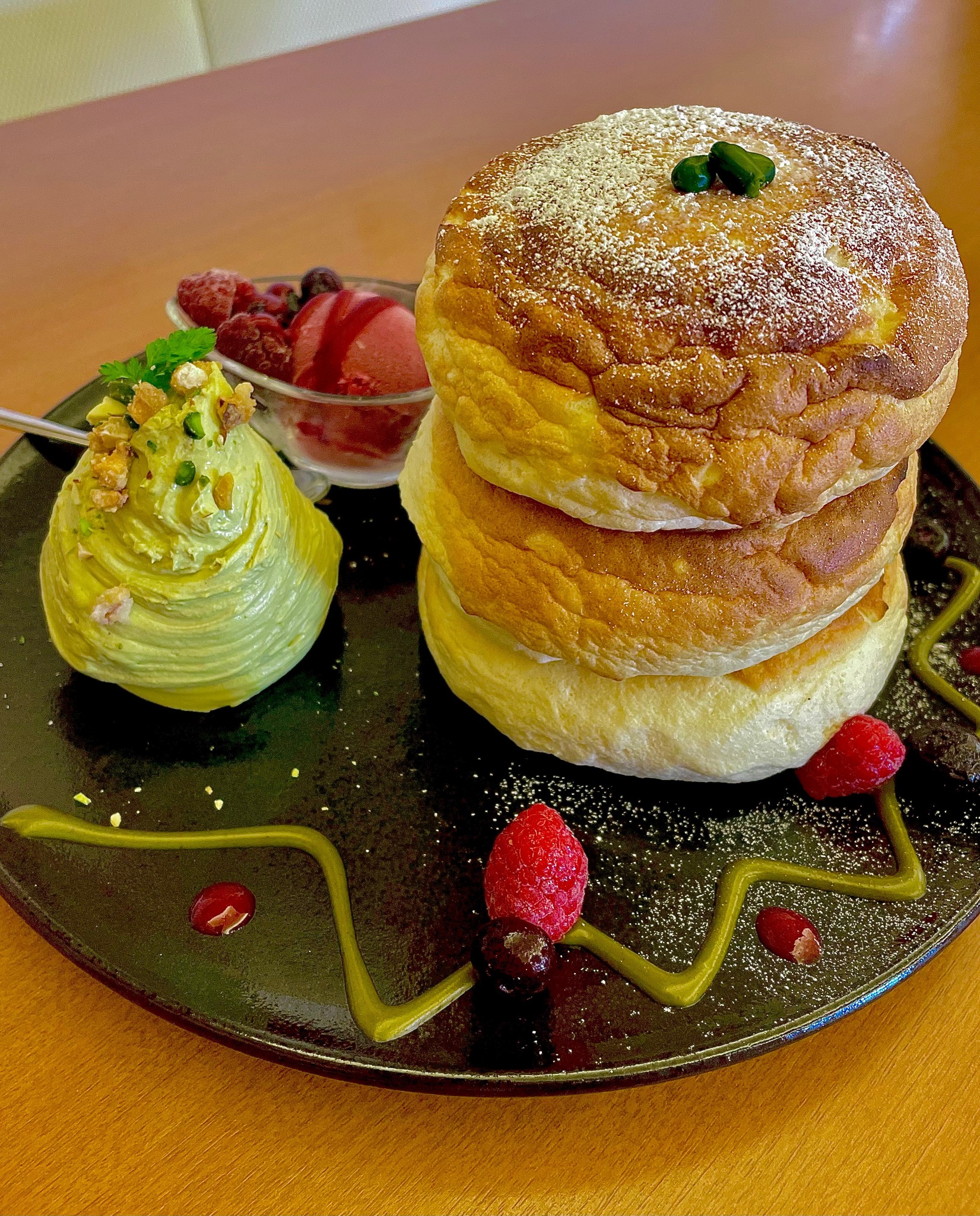 トワサンク 長野(trois cinq) パンケーキ ピスタチオクリームとベリーのパンケーキ