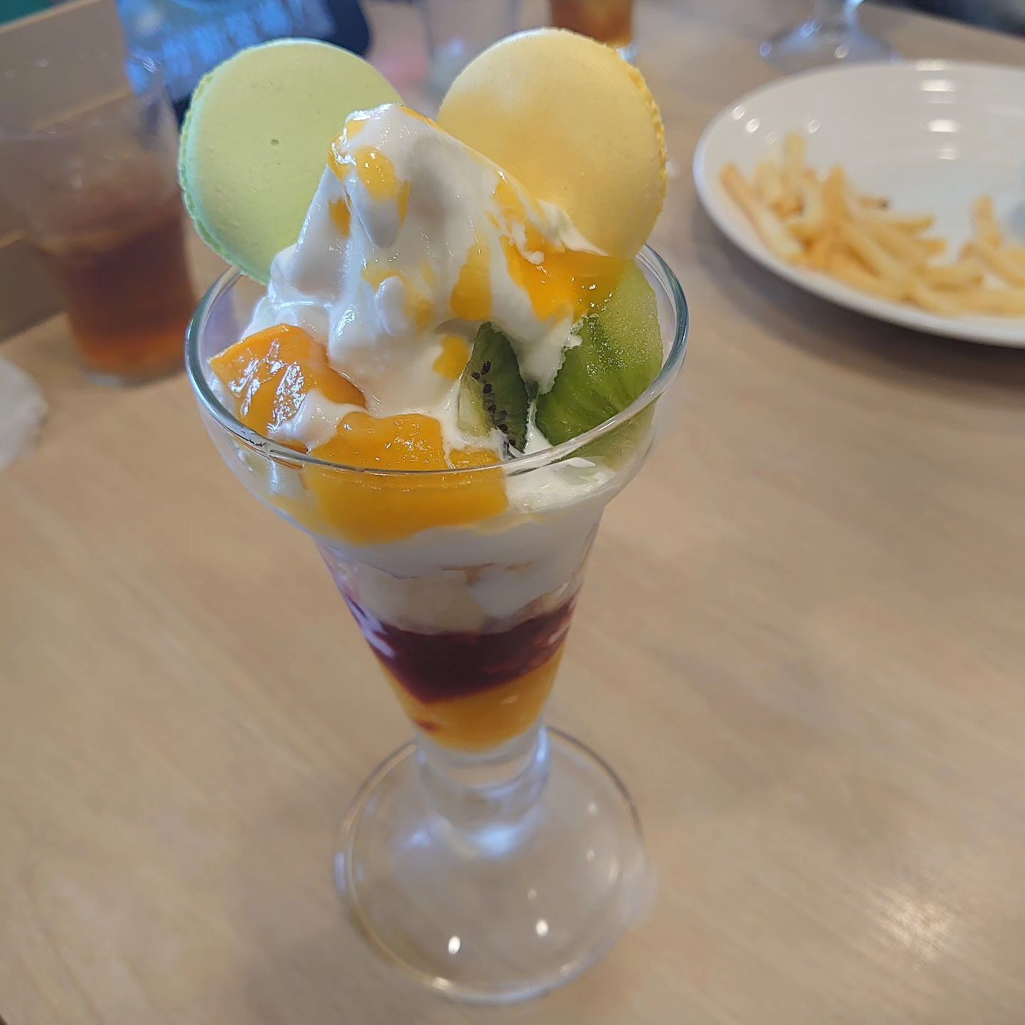 ガスト パフェ・サンデー マンゴー&シトロンマカロンパフェ