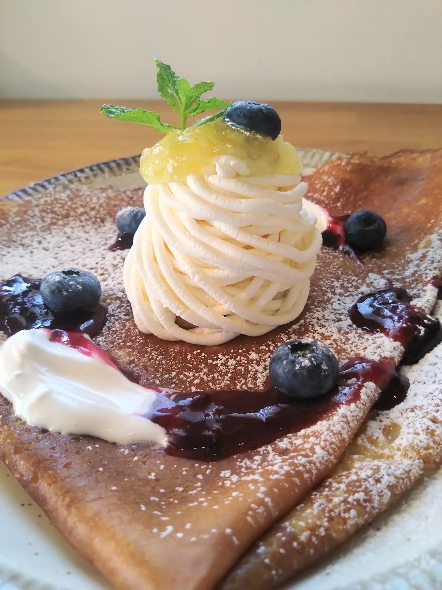 Creperie Les Clochettes(クレープリー・レ・クロシェット) クレープ レモンチーズのモンブランクレープ
