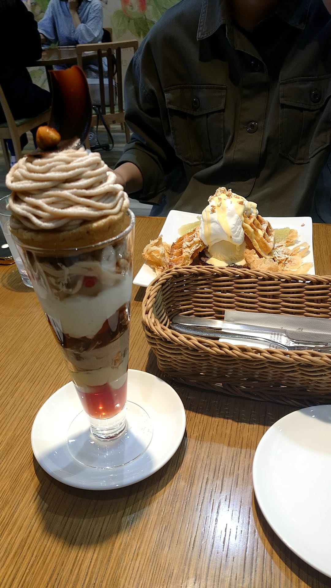 パティスリーヒラノ(cafe HIRANO) ワッフル モンブランパフェ&アップルパイパイワッフル