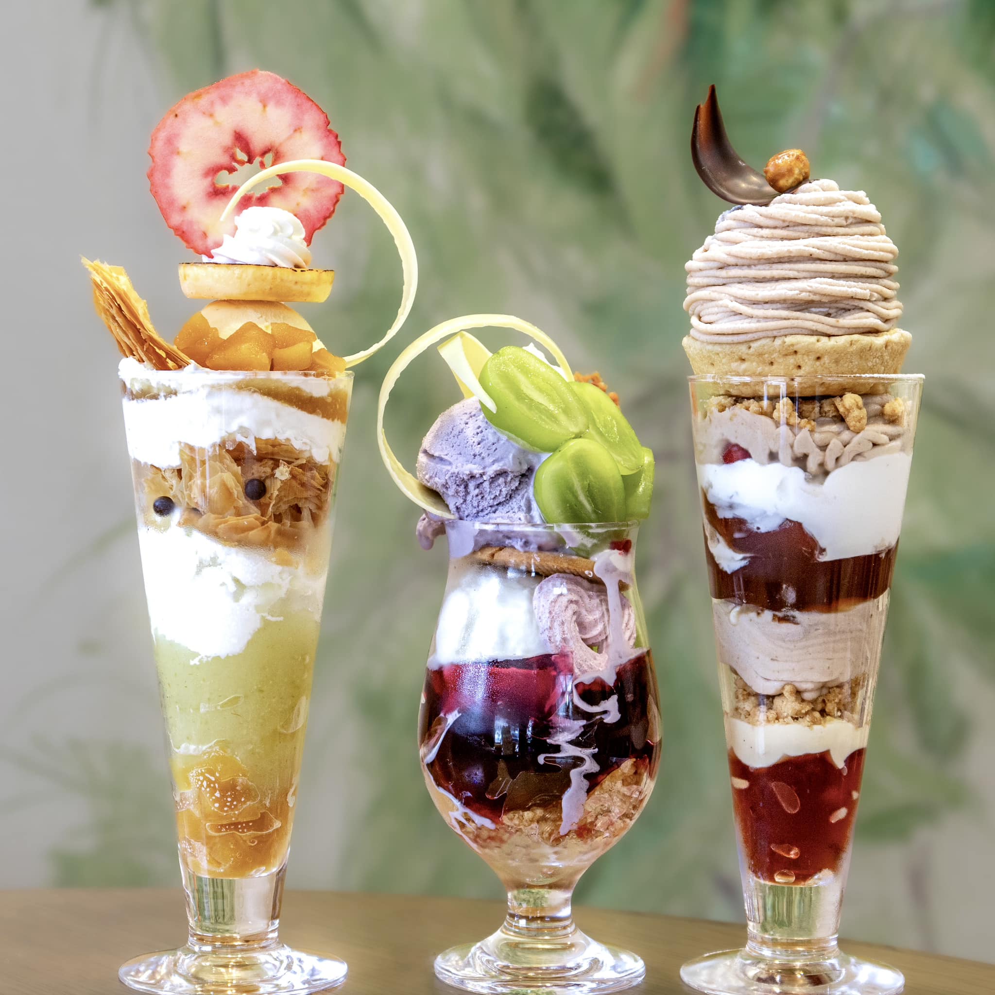 パティスリーヒラノ（cafe HIRANO）&nbsp;パフェ・サンデー&nbsp;りんごパフェ＆シャインマスカットパフェ＆タルトモンブラン パフェ