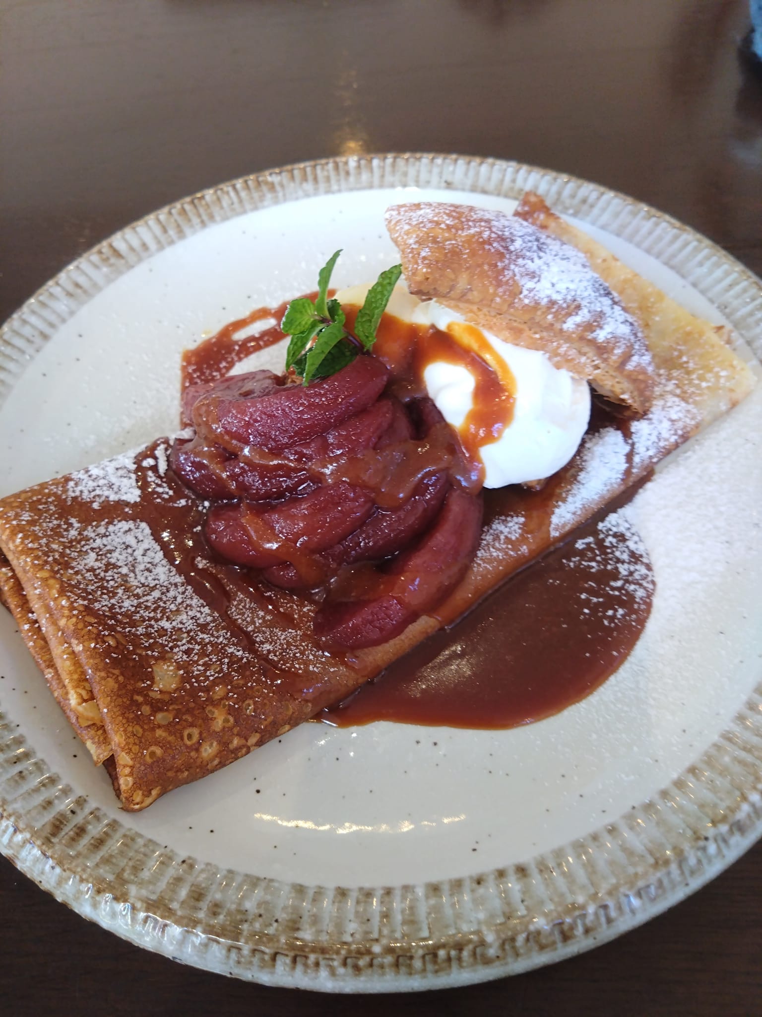 Creperie Les Clochettes（クレープリー・レ・クロシェット）&nbsp;クレープ&nbsp;りんごの赤ワイン煮のクレープ