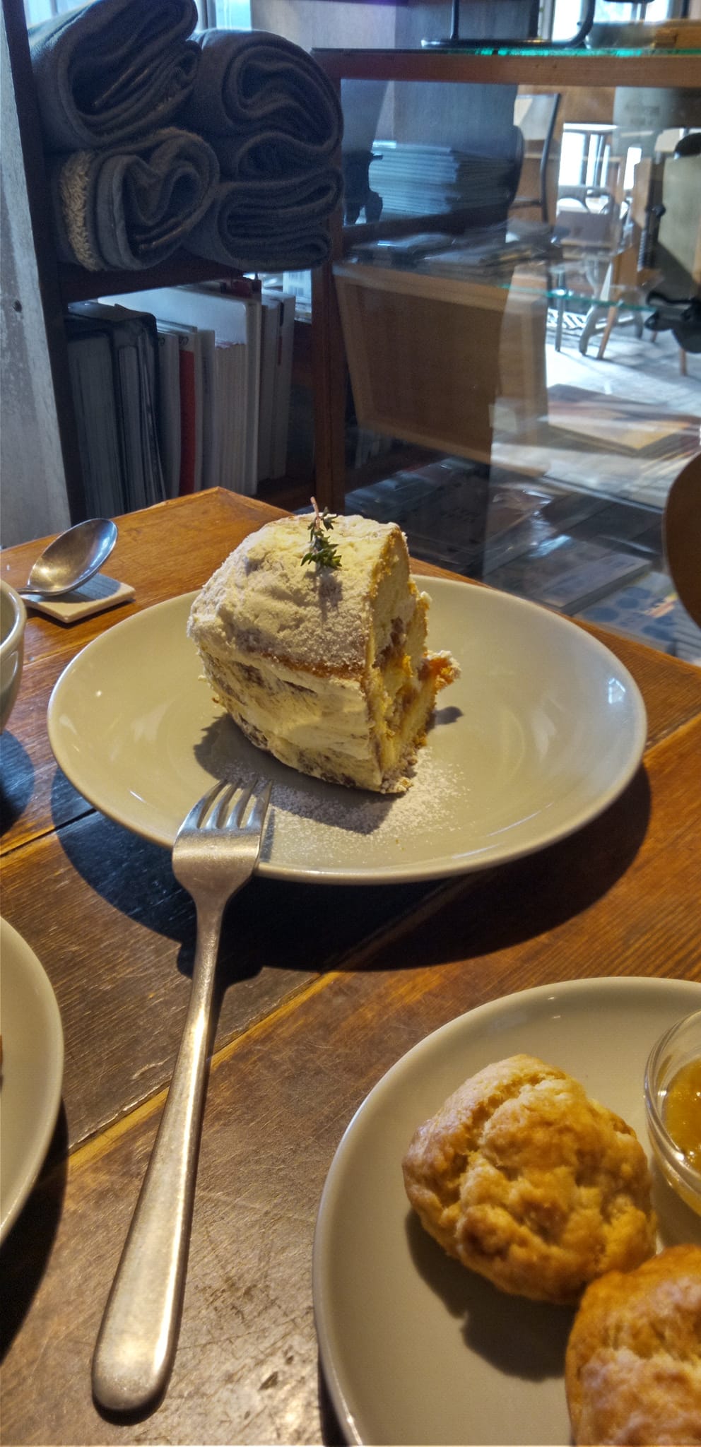 YUSHI CAFE（ユーシカフェ）&nbsp;ケーキ・タルト&nbsp;柿とキャラメルのケーキ