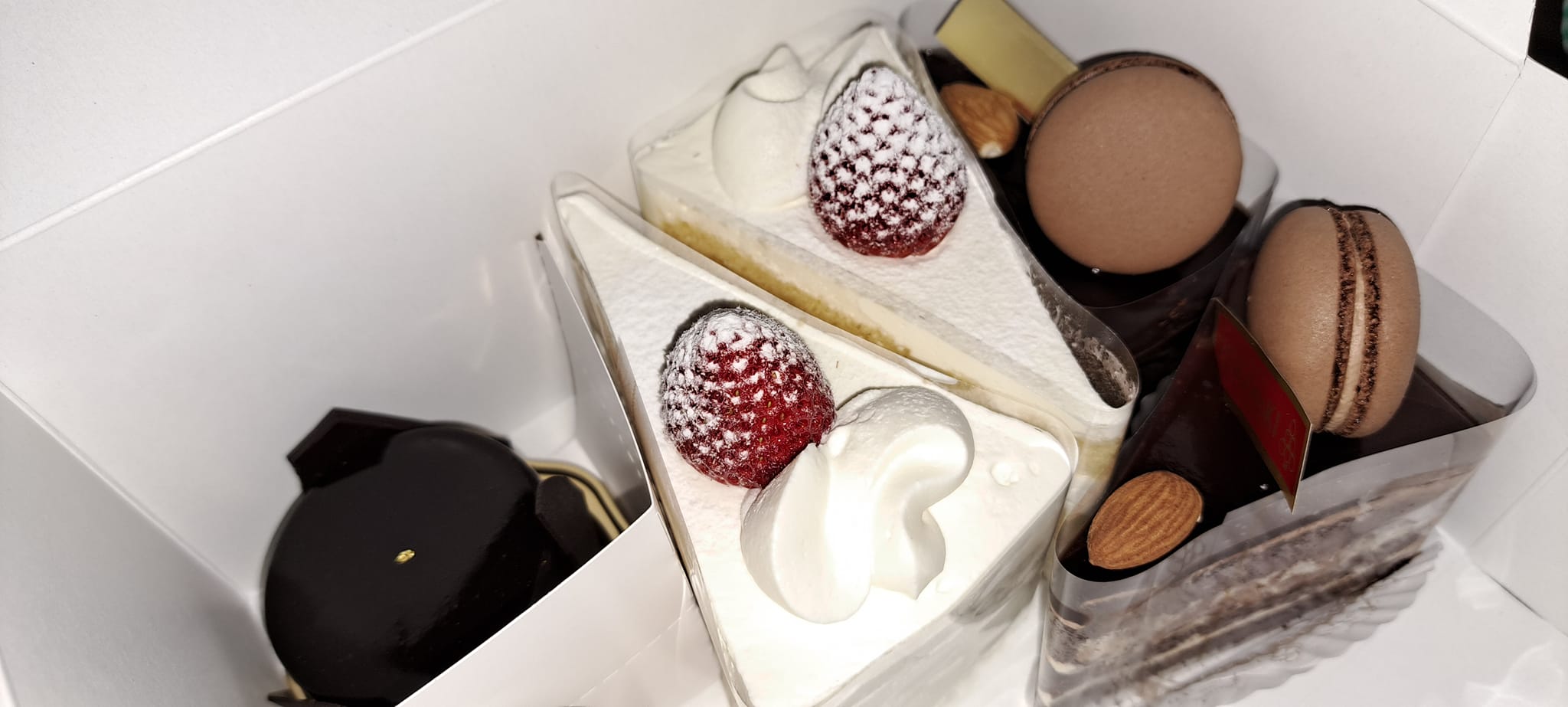 りんごの木（リンゴノキ）&nbsp;ケーキ・タルト&nbsp;スペシャルショートケーキ＆ラペ＆プラリネショコラ