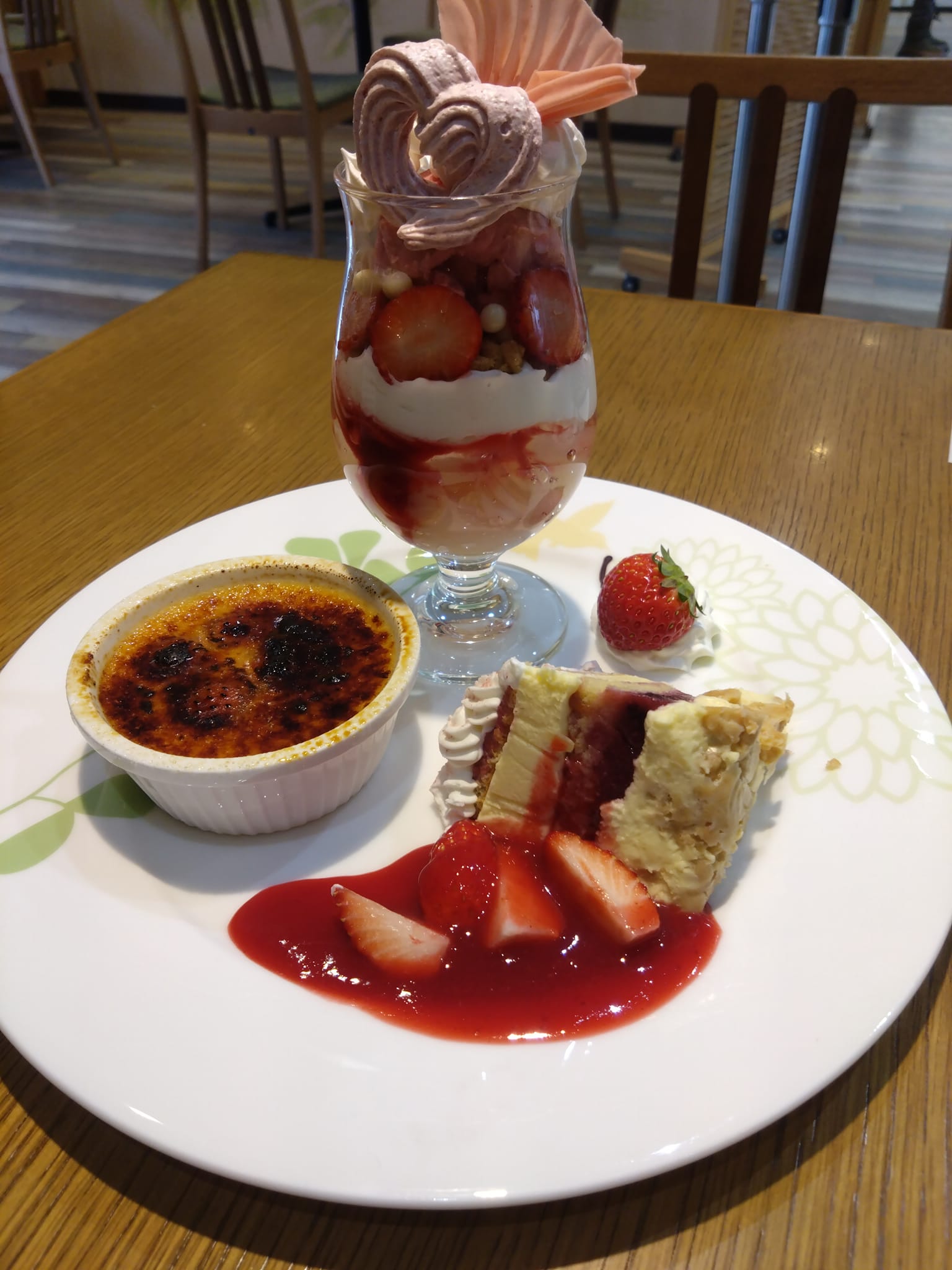 パティスリーヒラノ(cafe HIRANO) パフェ・サンデー いちごのプランタンセット