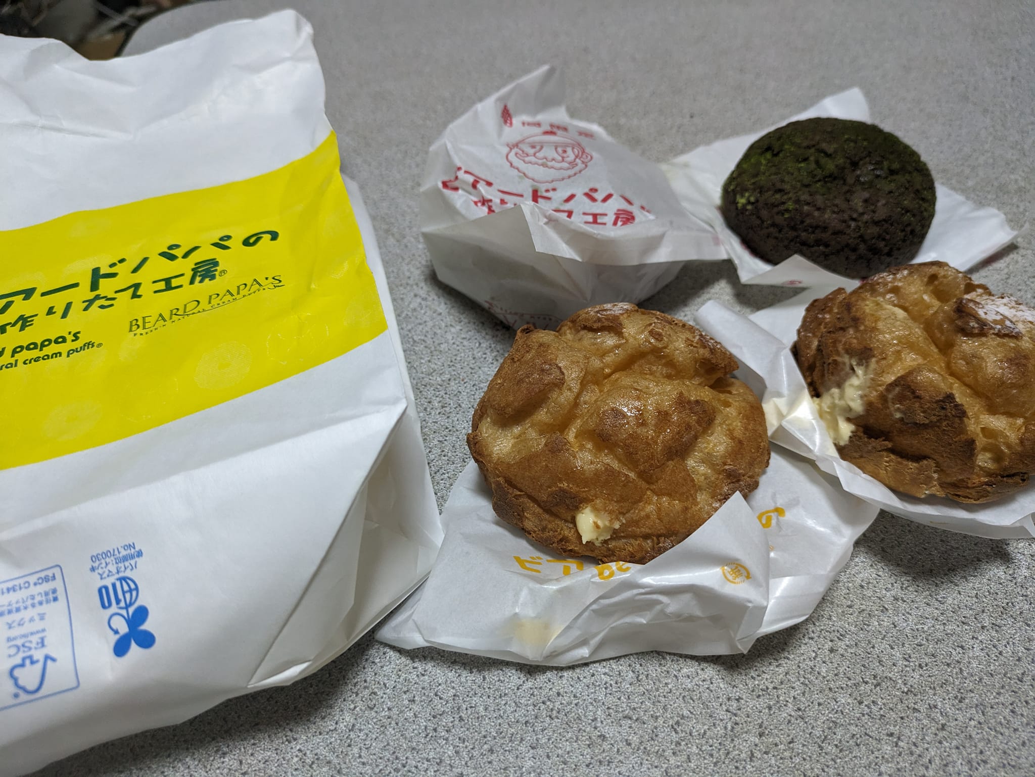 ビアードパパの作りたて工房 シュークリーム 玉露抹茶シュークリームとノーマルシュークリーム
