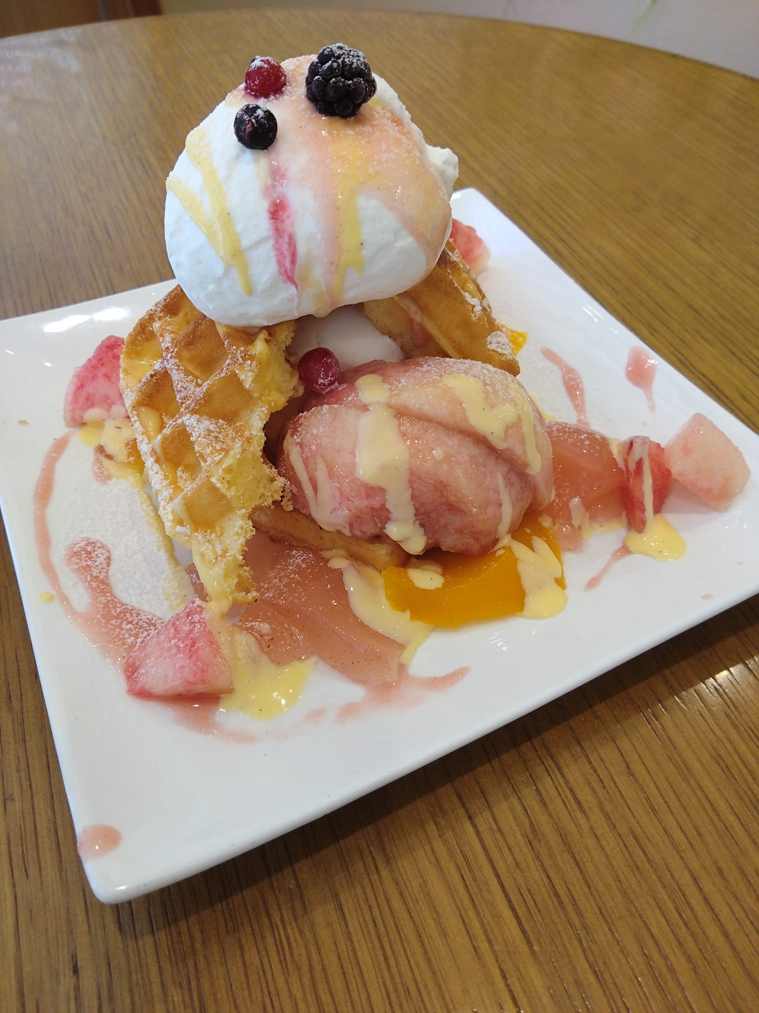 パティスリーヒラノ（cafe HIRANO）&nbsp;ワッフル&nbsp;桃のワッフル