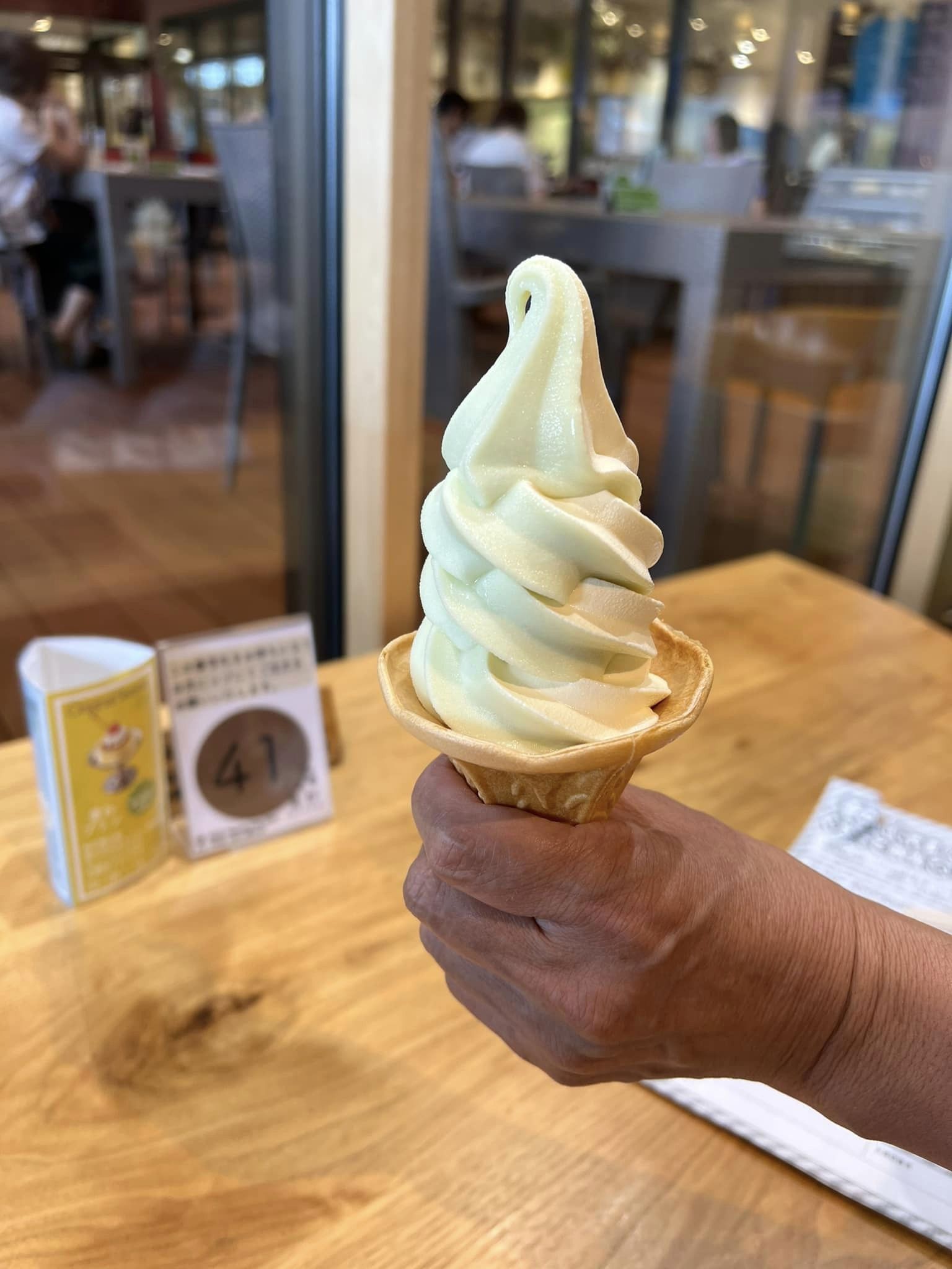 cafe里わ(サトワ) ソフトクリーム シャインマスカット&バニラ